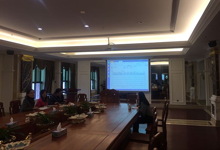 12月30日上午8点30分，erp的梁工在珠江电器电缆科技有限公司三楼对外贸部同事培训erp操作的相关知识。